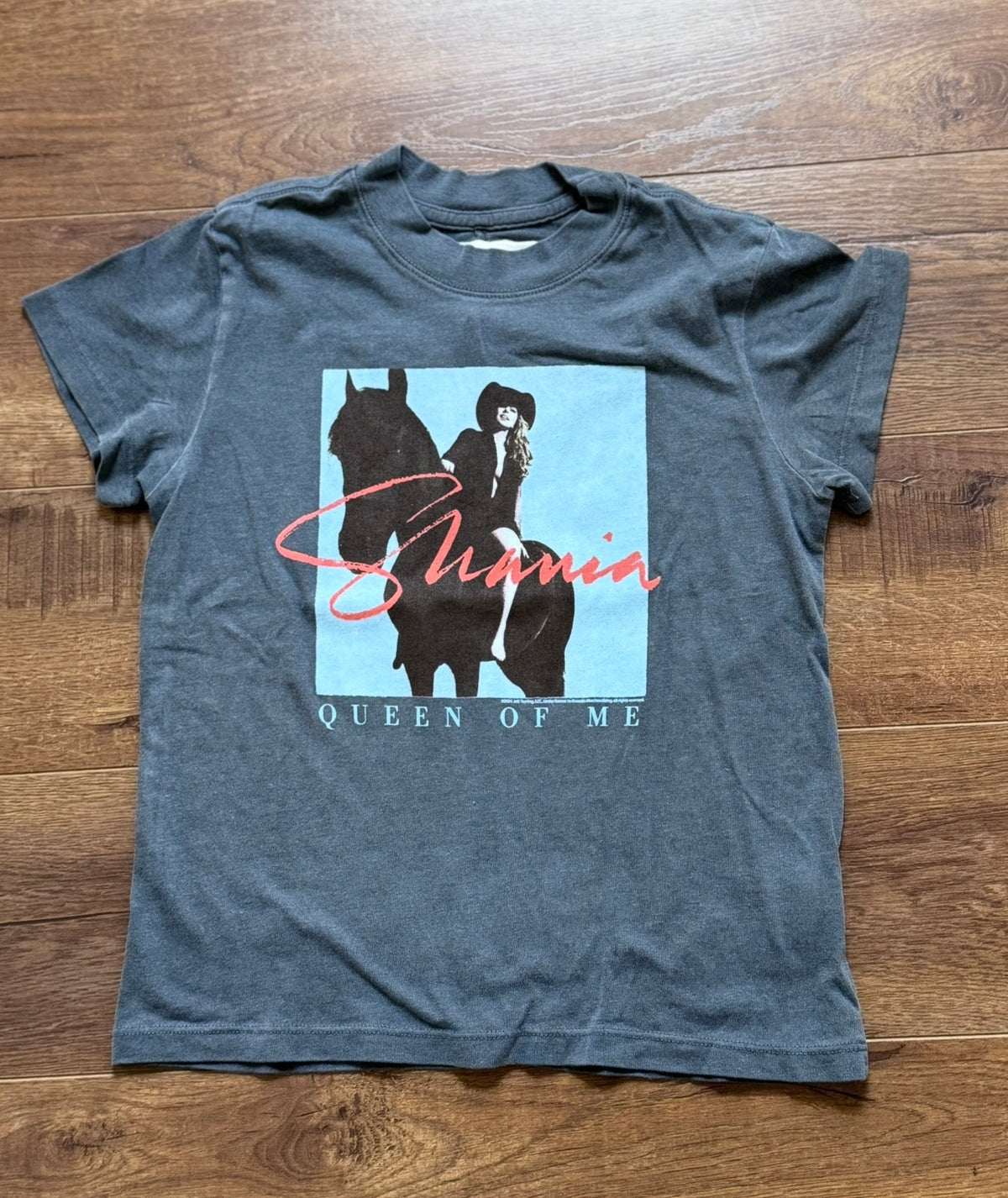 shania queen of me tee