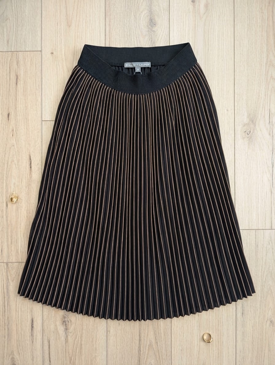 off beat pleated skirt