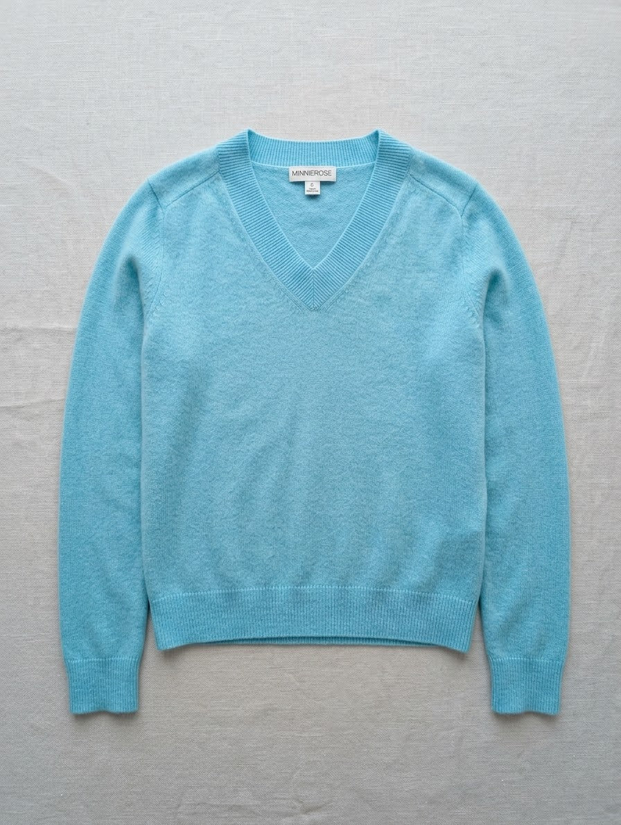 cashmere shrunken v neck in nordic sky